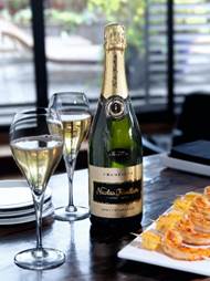 典雅有勁的Champagne Nicolas Feuillatte Brut Blanc de Blancs 2008是極好的香檳年份，陳存 8 年或以上，金光閃爍，入口生動，餘韻悠長。