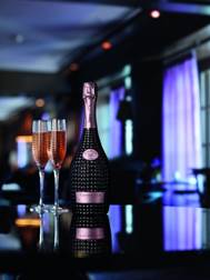 有限度生產的Champagne Nicolas Feuillatte Prestige Cuvée Palmes d'Or Rosé 2006採用100%黑皮諾釀造，陳存至少 5 年。酒釀風格典雅細膩。
