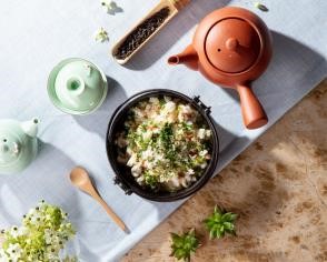 特別呈獻的「玄米海鮮綠茶泡飯」，將甘香的綠茶加入海鮮湯泡飯，以玄米混合白米放湯煮製而成，口感獨特，讓人耳目一新。